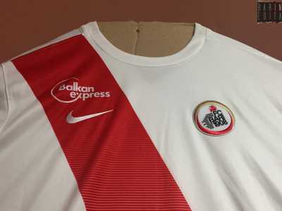 Dal 2014, a causa del fallimento e di pari passo con la nuova denominazione (FC Bari 1908), anche lo stemma sub� un importante restyling improntato alla modernit�. Il simbolo divent� tondo e sormontato da un semicerchio dorato che rappresentava l�aureola del patrono di Bari, San Nicola